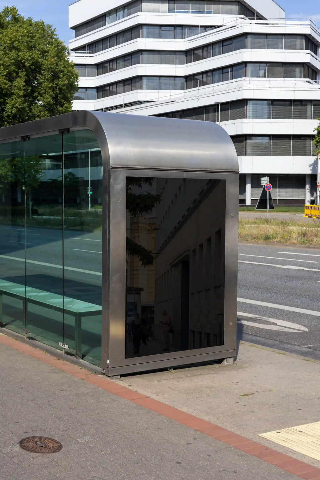 Blank city light mockup at a bus shelter in Hanover’s Aegidientorplatz. Clean composition, architectural reflections, and balanced lighting ideal for showcasing transport, fashion, or public campaign posters.